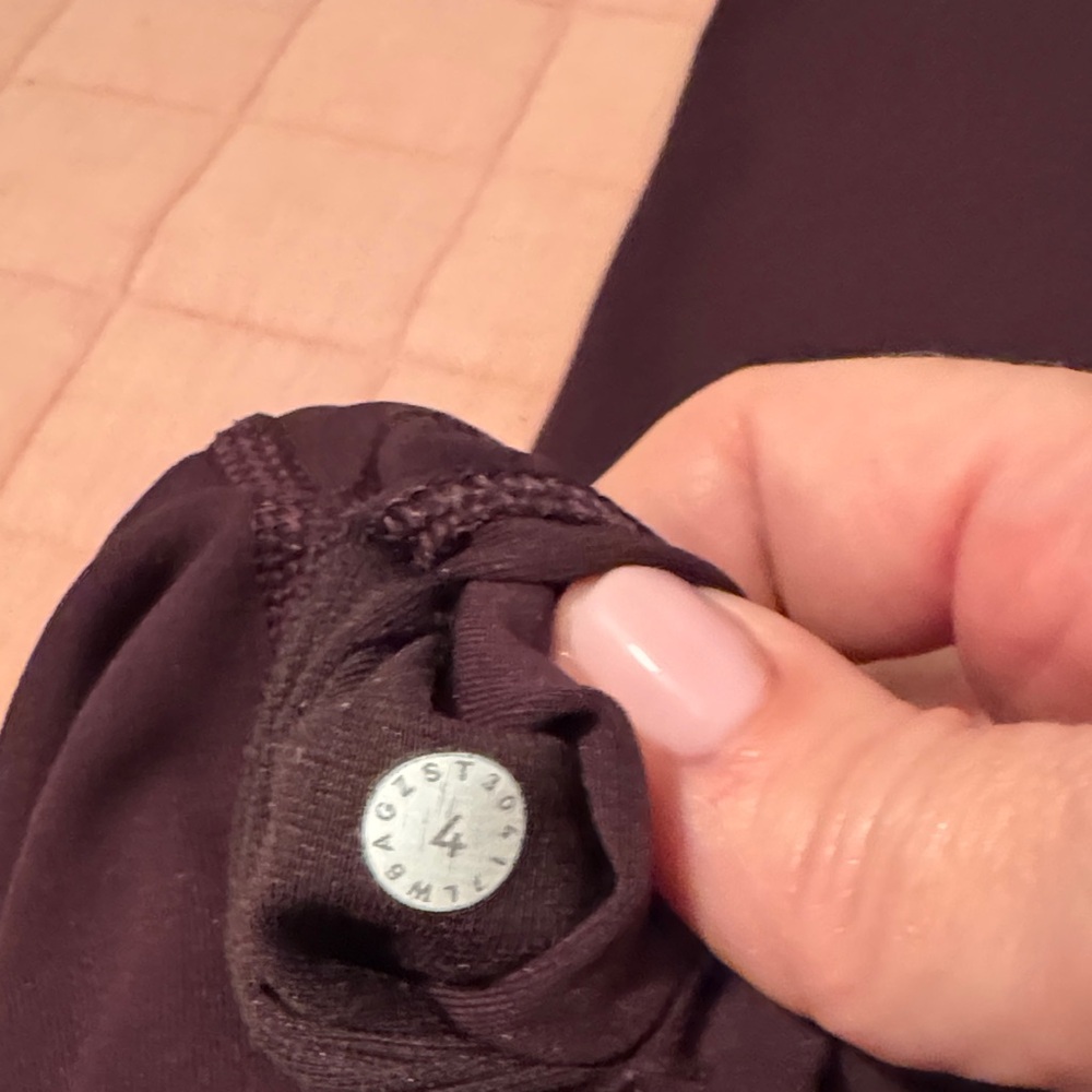 lululemon Burgandy/Wine Leggings size 4 21” EUC - Picture 3 of 10